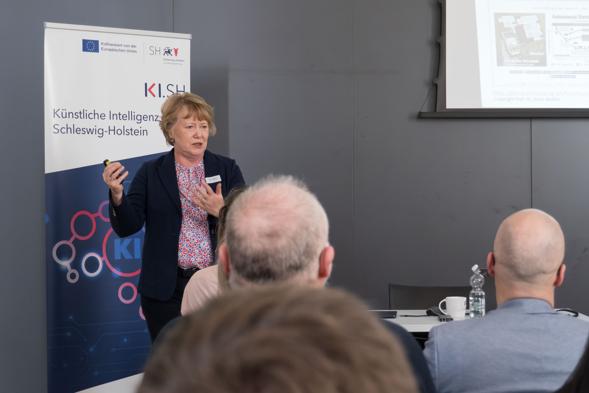 Doris Weßels hält einen Vortrag vor dem Publikum